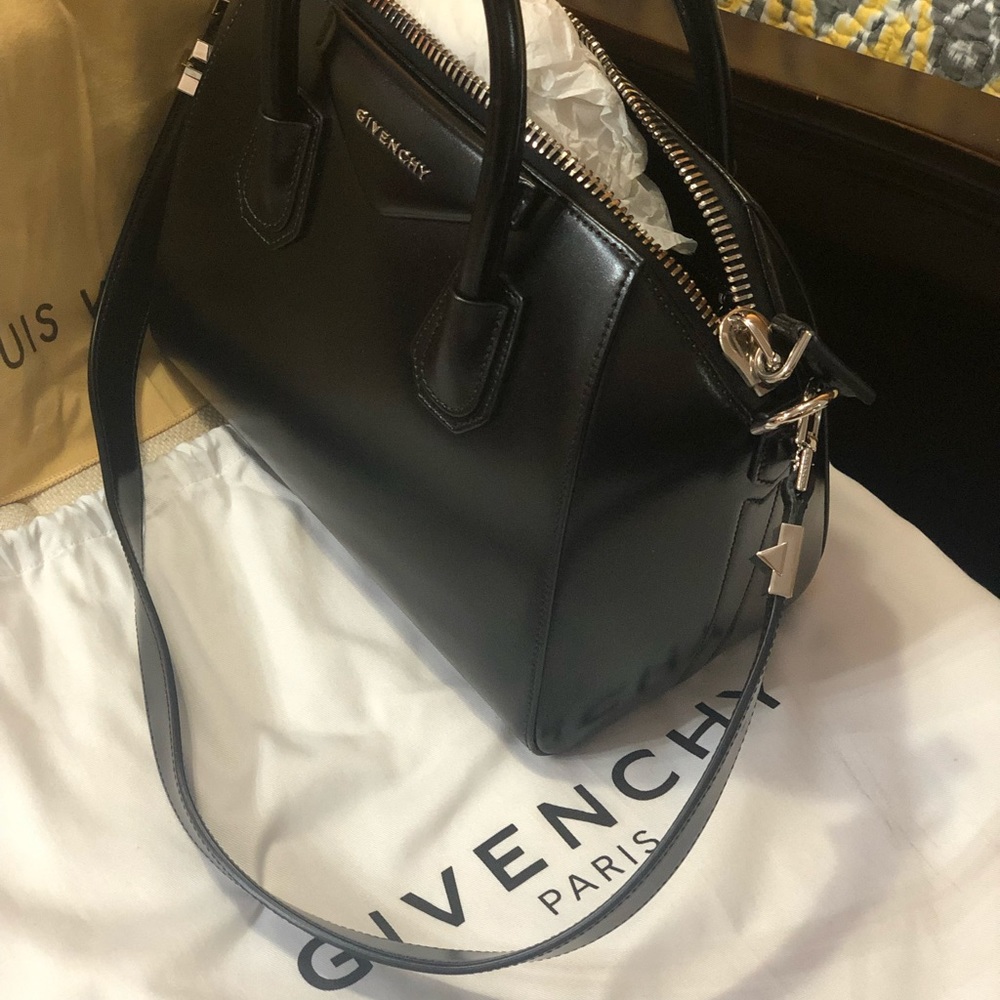 Handbags - Picture 5 of 8